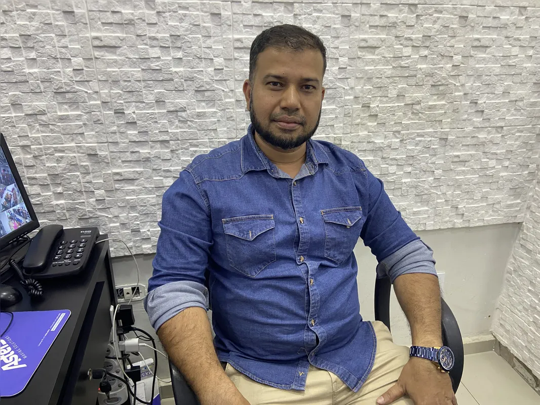 Samsul Hoque tem peças jeans como o seu carro-chefe no Calçadão de Londrina