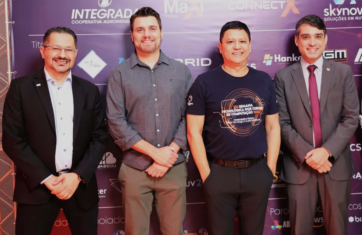 Aleksandro Montanha (Embaixada da Coreia do Sul no Brasil), Danilo Sanches (UTFPR), Sergio Tanaka (UniFil Tech) e Hugo Valadares Siqueira (diretor do Ministério de Ciência, Tecnologia e Inovação)