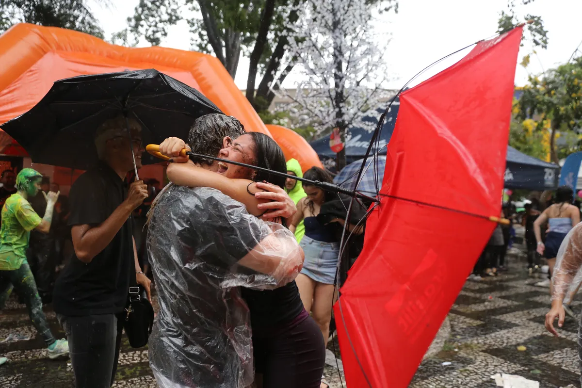 Imagem ilustrativa da imagem Sob chuva, estudantes comemoram aprovação no vestibular da UEL