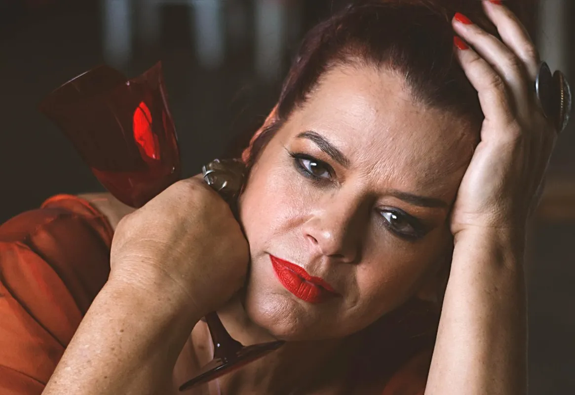 Chris Vianna: "Na obra de Adélia Prado, o erotismo e a religiosidade se entrelaçam como expressões de libertação e plenitude feminina"