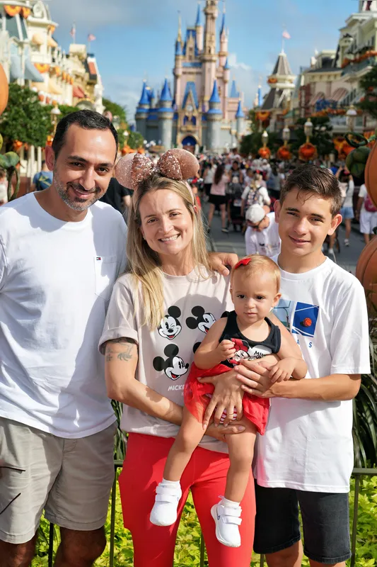 Alexandre Salviano com a esposa 
Fernanda Povoas e os filhos Kaleb e Amy Povoas