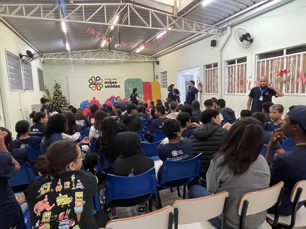 Imagem ilustrativa da imagem Crianças da zona leste de Londrina ganham presentes de Natal