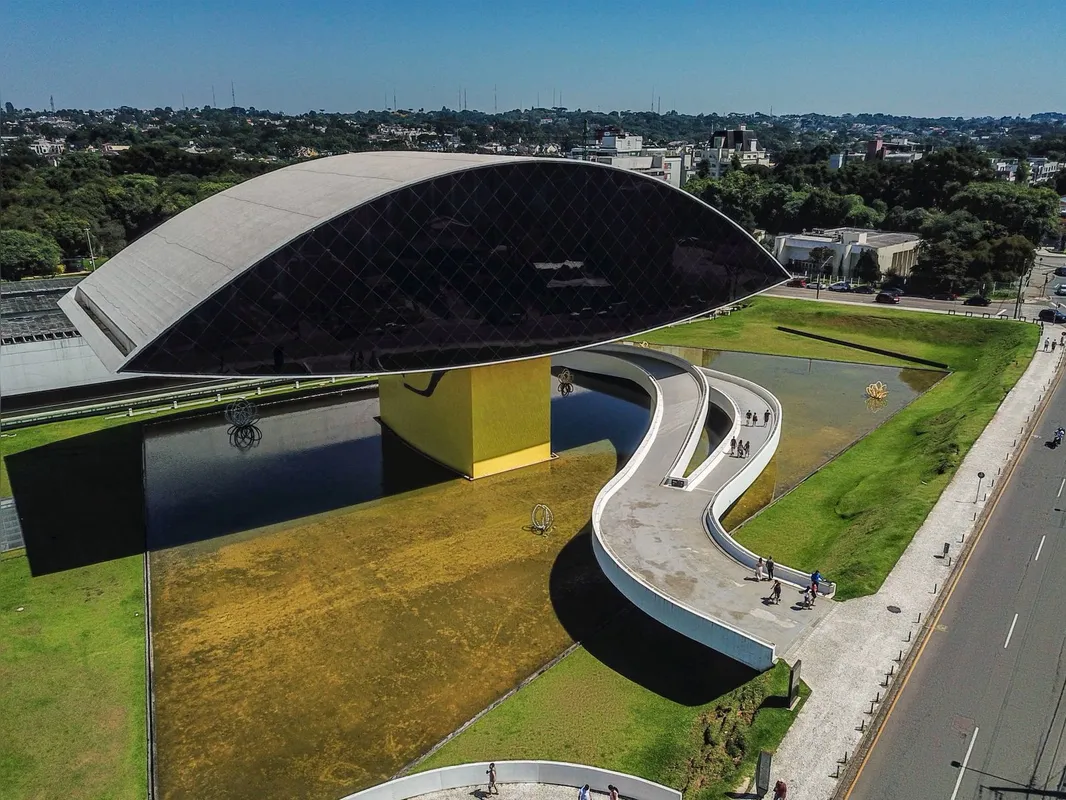 A capital oferece muitas atrações culturais, como o Museu Oscar Niemayer, no Centro Cívico (MON)
