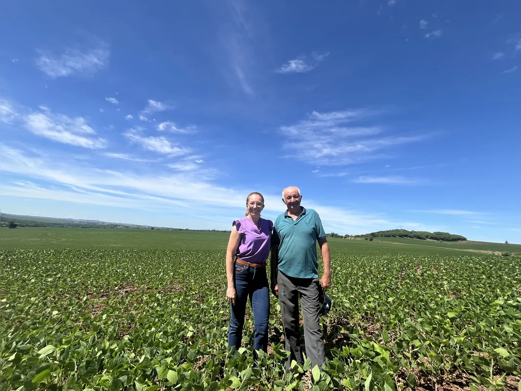 Lígia e Antônio Jung passaram a perceber algo além da produção apícola: áreas próximas aos apiários apresentavam aumento consistente na produtividade da soja