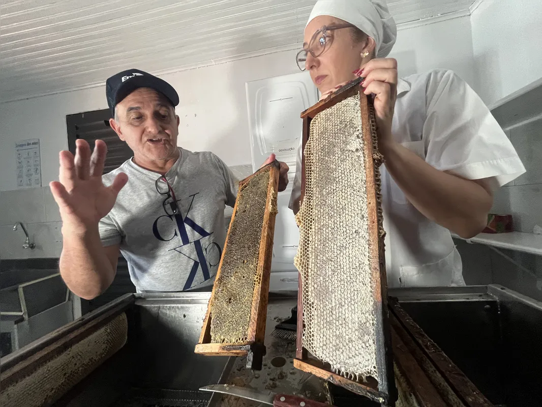O professor de Zootecnia da UEM, Vagner de Alencar Arnaut de Toledo, com a produtora Lígia Jung