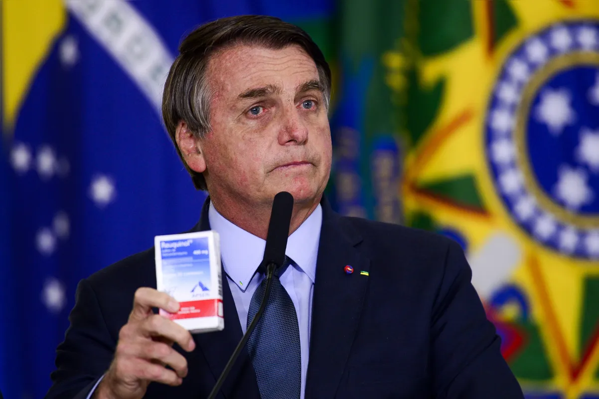 Durante a CPI da Pandemia, em 2021, Bolsonaro defendeu o uso de
cloroquina e ivermectina como "tratamento precoce" para a Covid 19