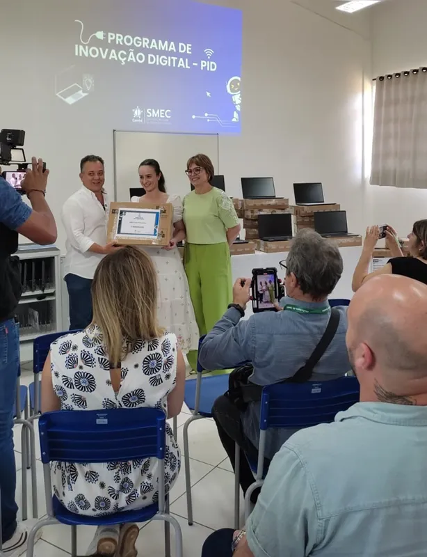 O prefeito Conrado Scheller, a Diretora do CMEI Hugo Gonçalves Tatiana da Fonseca Bernardi Cardoso e a Secretária de Cultura e Educação, Estela Camata na entrega dos equipamentos