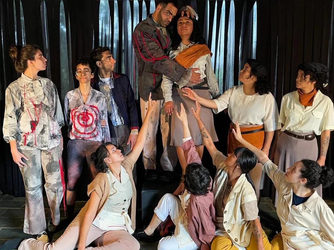 "Linha de Corte": espetáculo apresentado neste domingo (30) é uma releitura da peça "Santa Joana dos Matadouros", de Bertolt Brecht, encenada por um elenco de novos atores