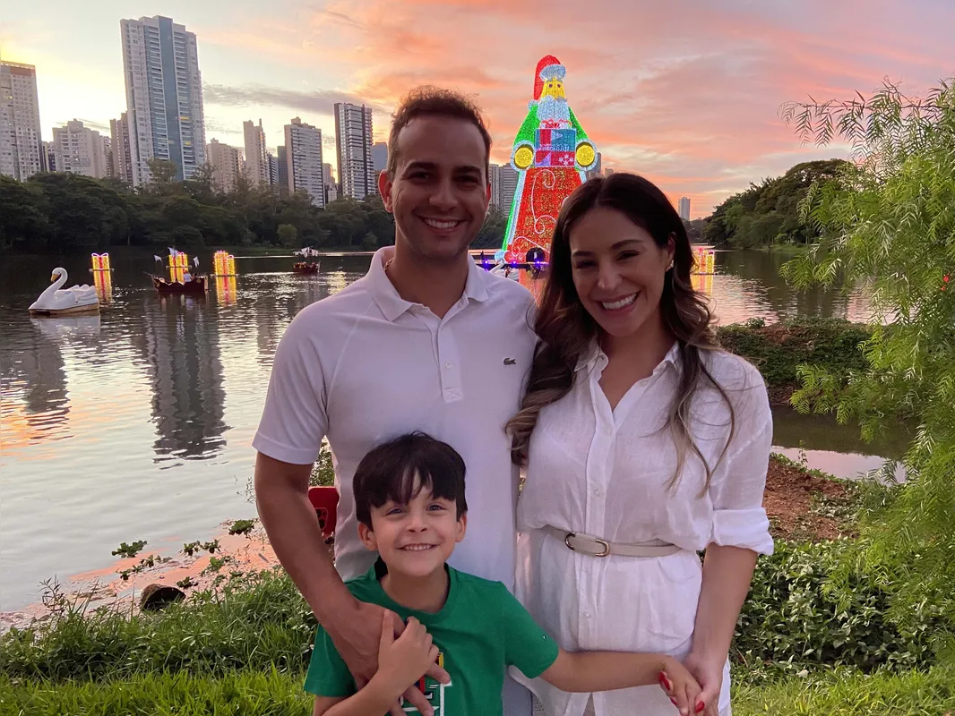 Amanda, Thiago e o filho Enrico em visita à decoração natalina flutuante