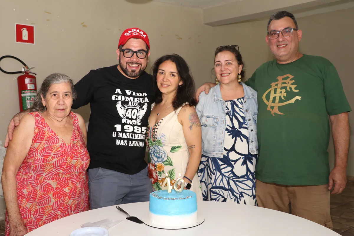 A mãe do aniversariante Laura Gomes dos Santos com o filho Samuel e a esposa Lais Ribeiro dos Santos, e os sogros Andrea Pedroni e Antonio Veloso