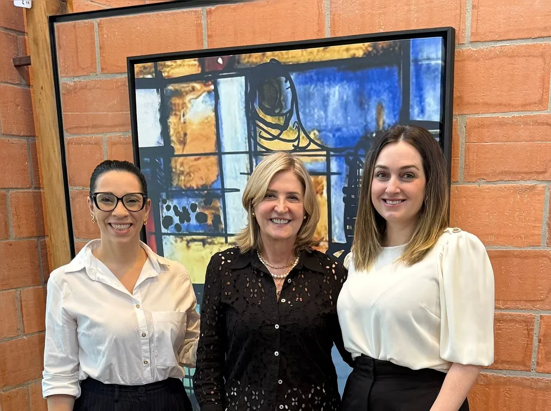 A diretora geral da Faculdade Honpar, Márcia Krempel (centro), e as professores Michele Janene e Camila Stadlober