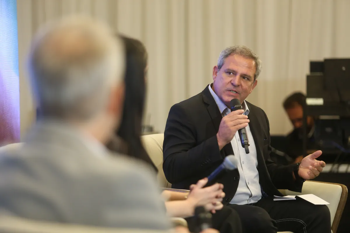 Debate foi mediado por Marco Antonio Ferreira, professor do Departamento de Engenharia de Produção do câmpus Londrina da UTFPR (Universidade Tecnológica Federal do Paraná)