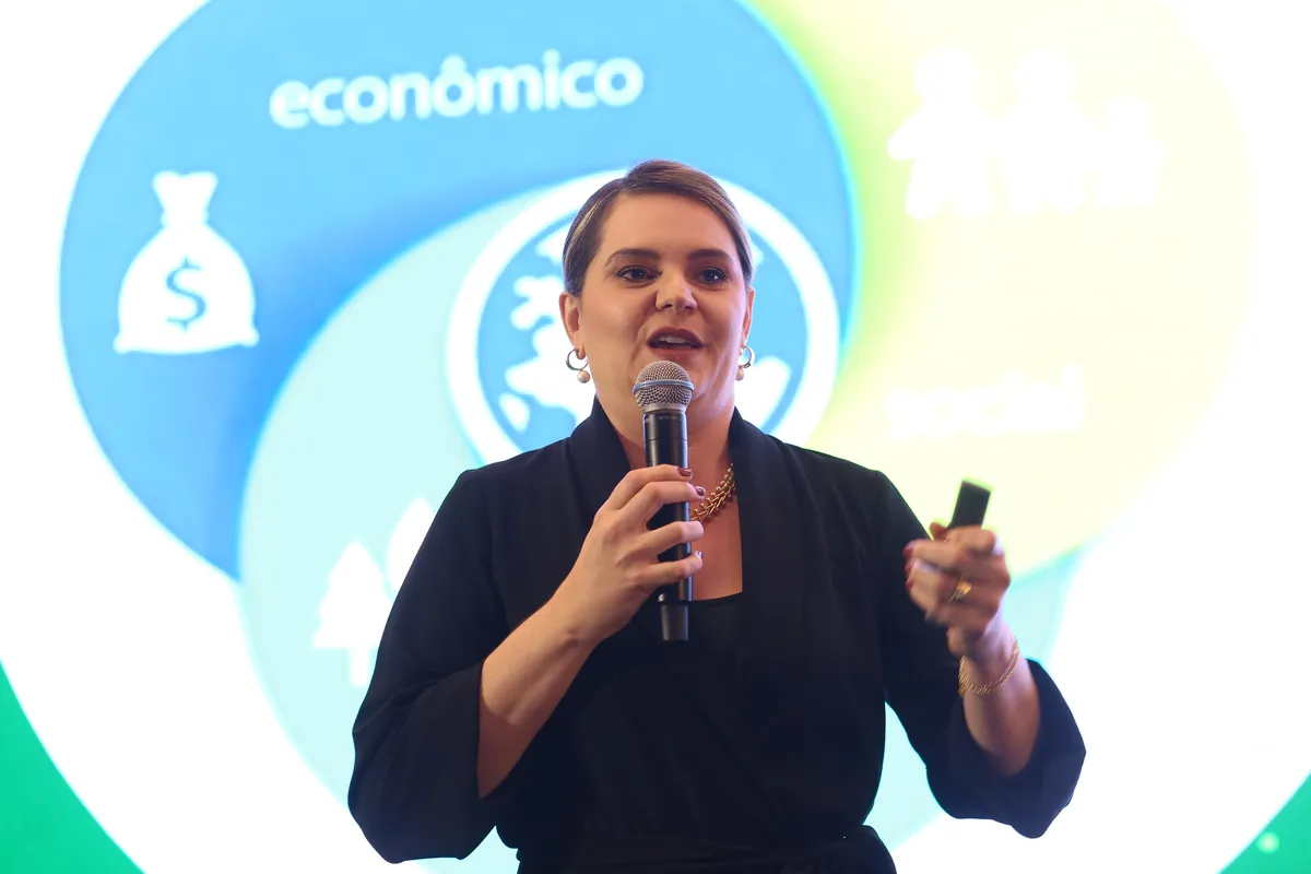 Juliani Piai Paiva, professora do curso de engenharia elétrica da UEL (Universidade Estadual de Londrina)