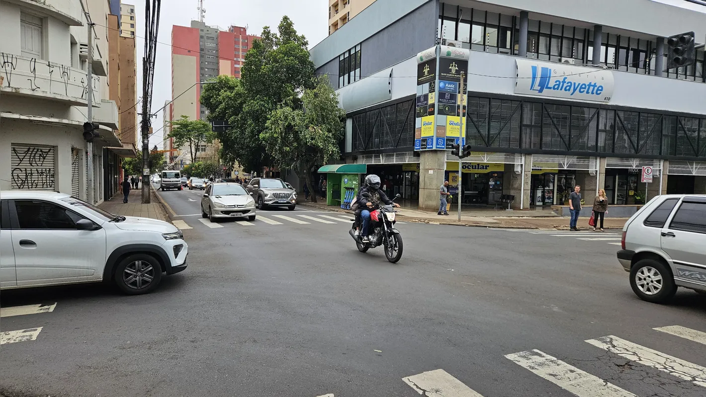 Imagem ilustrativa da imagem Explosão de transformador deixa Centro de Londrina sem energia