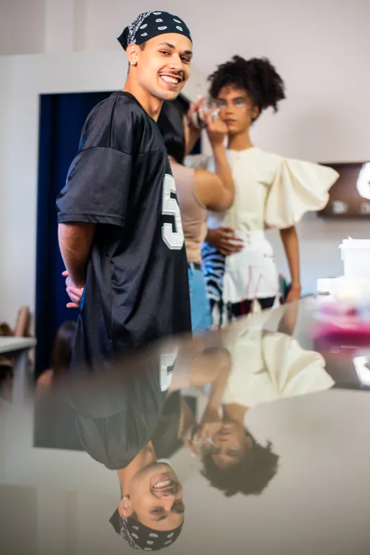 João Junior, backstage:  fotografia de Henrique Antonelli