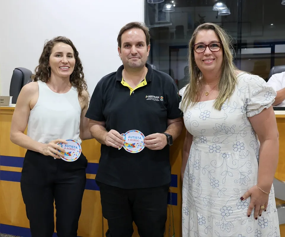 Imagem ilustrativa da imagem Famílias de Cambé recebem selo 'Autista a Bordo'