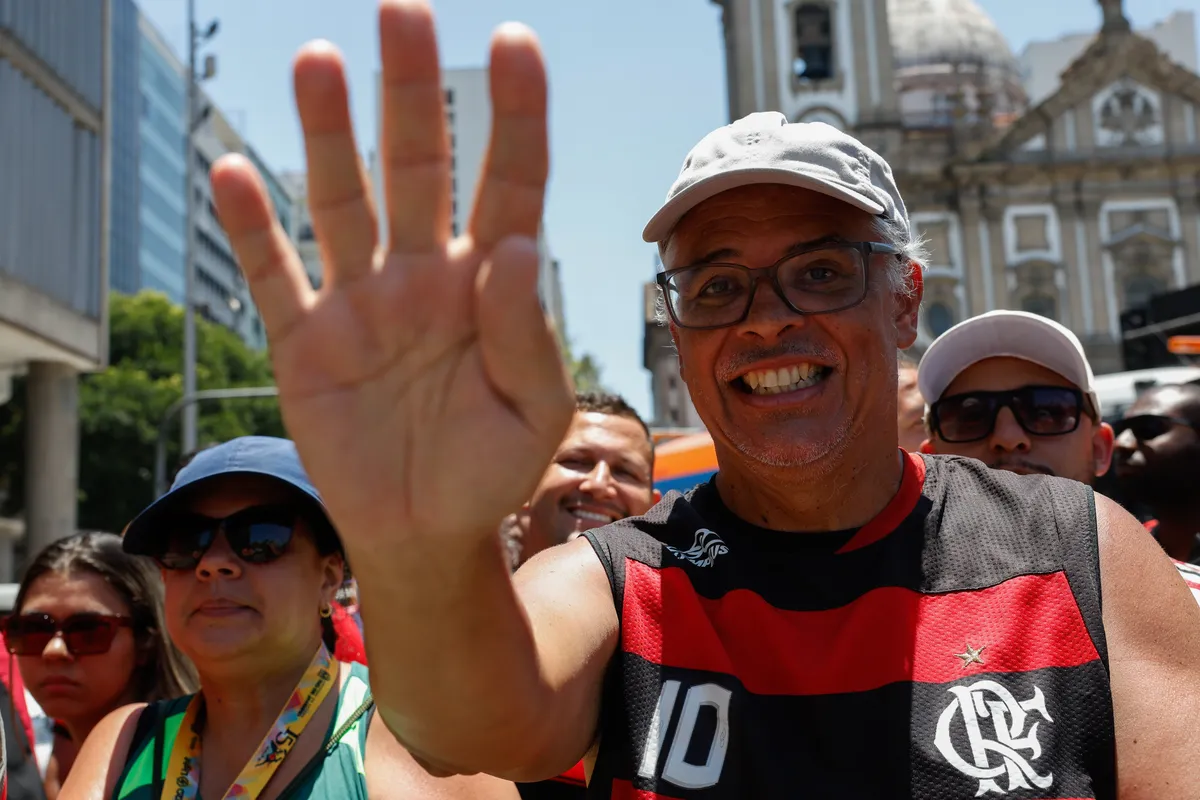 Hélio Marcos Ferreira Chaves comemora o tetra da Copa Libertadores com o gesto que tomou conta da torcida do Flamengo