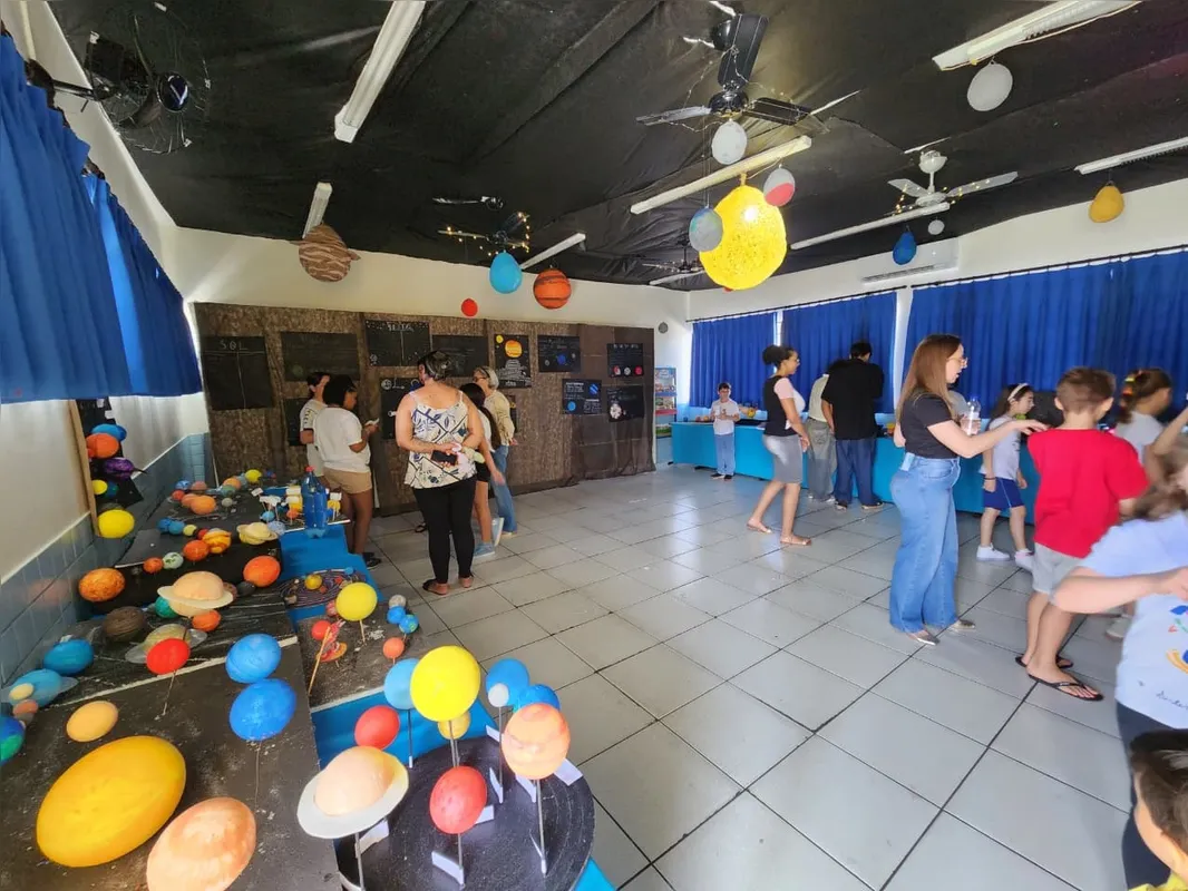 Nesta edição, a Feira contou com o apoio de universidades parceiras — UEL, UTFPR, UNOPAR e IFPR — que contribuíram para analisar e valorizar os projetos desenvolvidos pelos estudantes