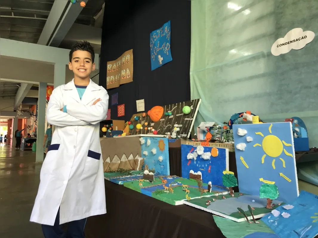 Pedro Lucas Maana, da Escola Municipal Anita Garibaldi, participou da Feira Cultural e interpretou um cientista no teatro