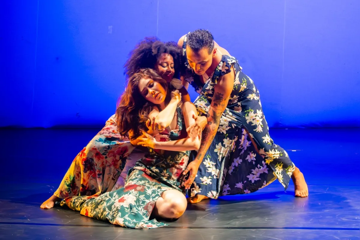 Com coreografia de Morena Nascimento, em colaboração com o elenco, e dramaturgia de Renato Forin Jr., "Graça" captura o espectador por sua plasticidade
