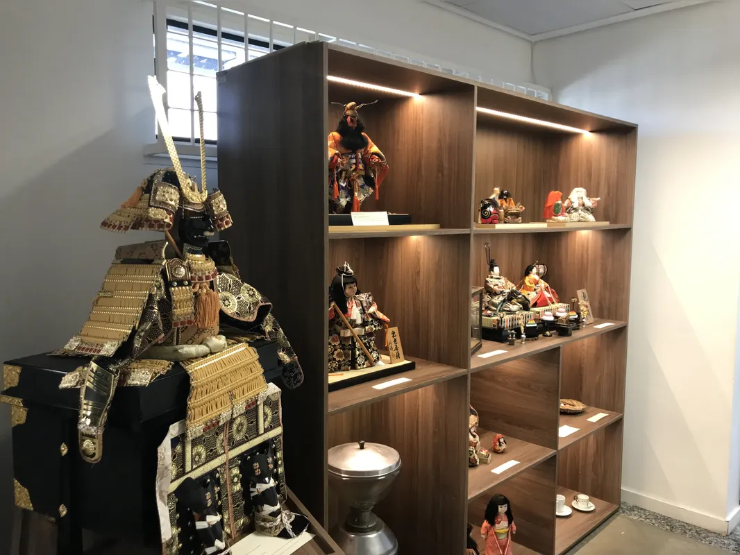 Exposição que destaca a imigração japonesa traz objetos imponentes num recorte da coleção Casa do Jizo, que conta com mais de 600 peças