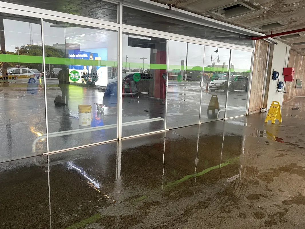 Imagem ilustrativa da imagem Goteiras tomam conta da entrada da Rodoviária de Londrina