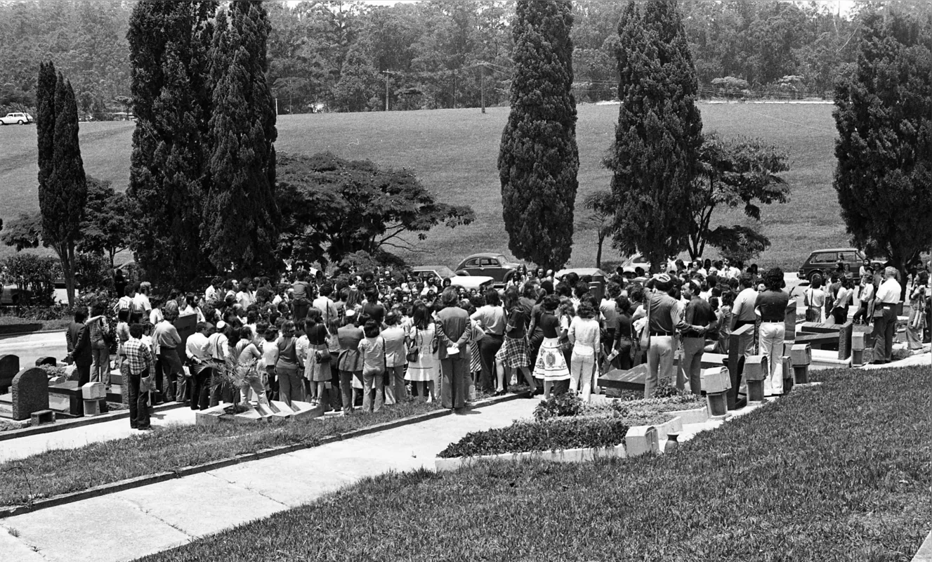 Mesmo sob vigilância de agentes da repressão da ditadura militar que foram ao cemitério, a jovem londrinense seguiu fotografando o sepultamento de Herzog