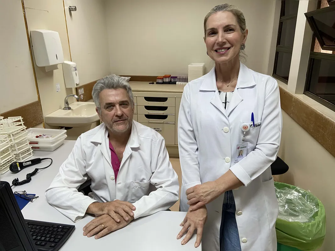 Paulo Camargo, técnico de enfermagem, e Vanete Moreno, enfermeira