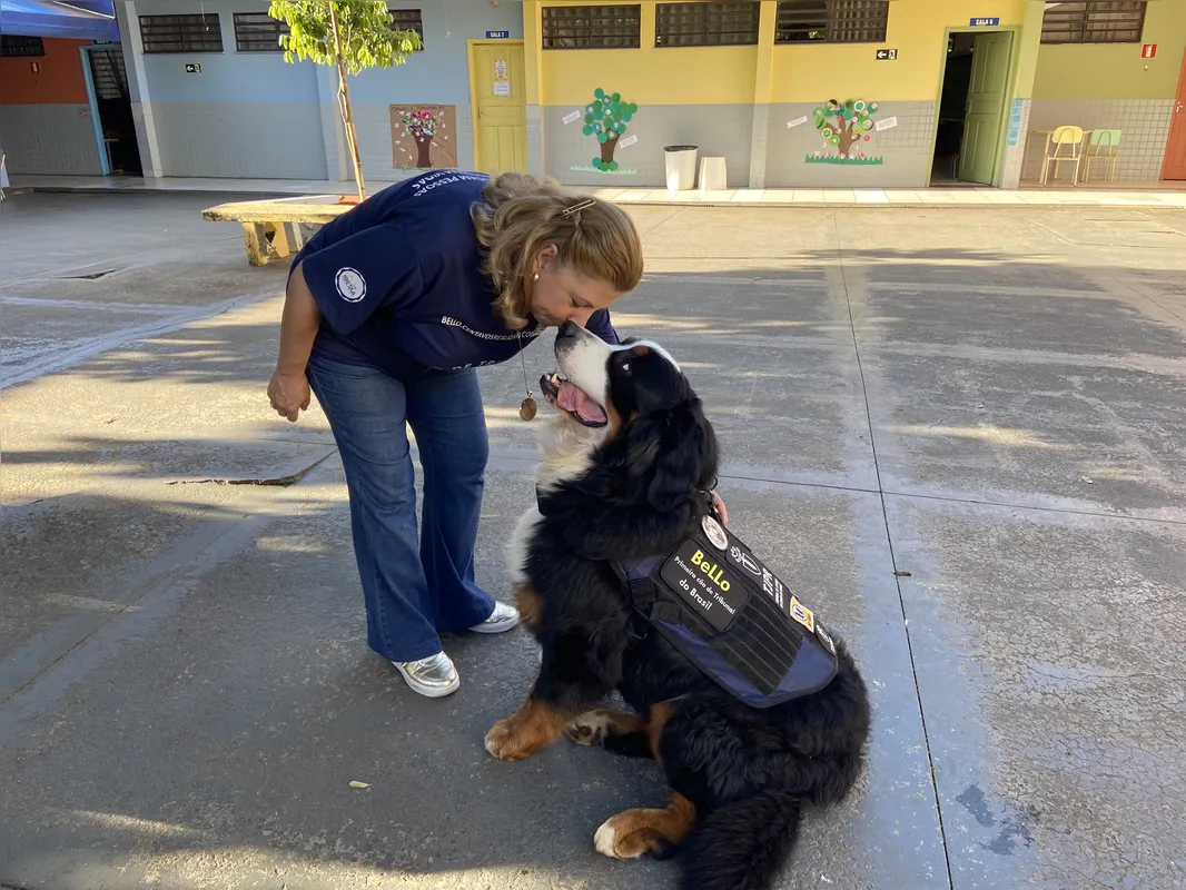 Bello com sua tutora, Luciana Issa, que é fundadora do Ibetaa: 70 atendimentos na Justiça tiveram a participação do animal