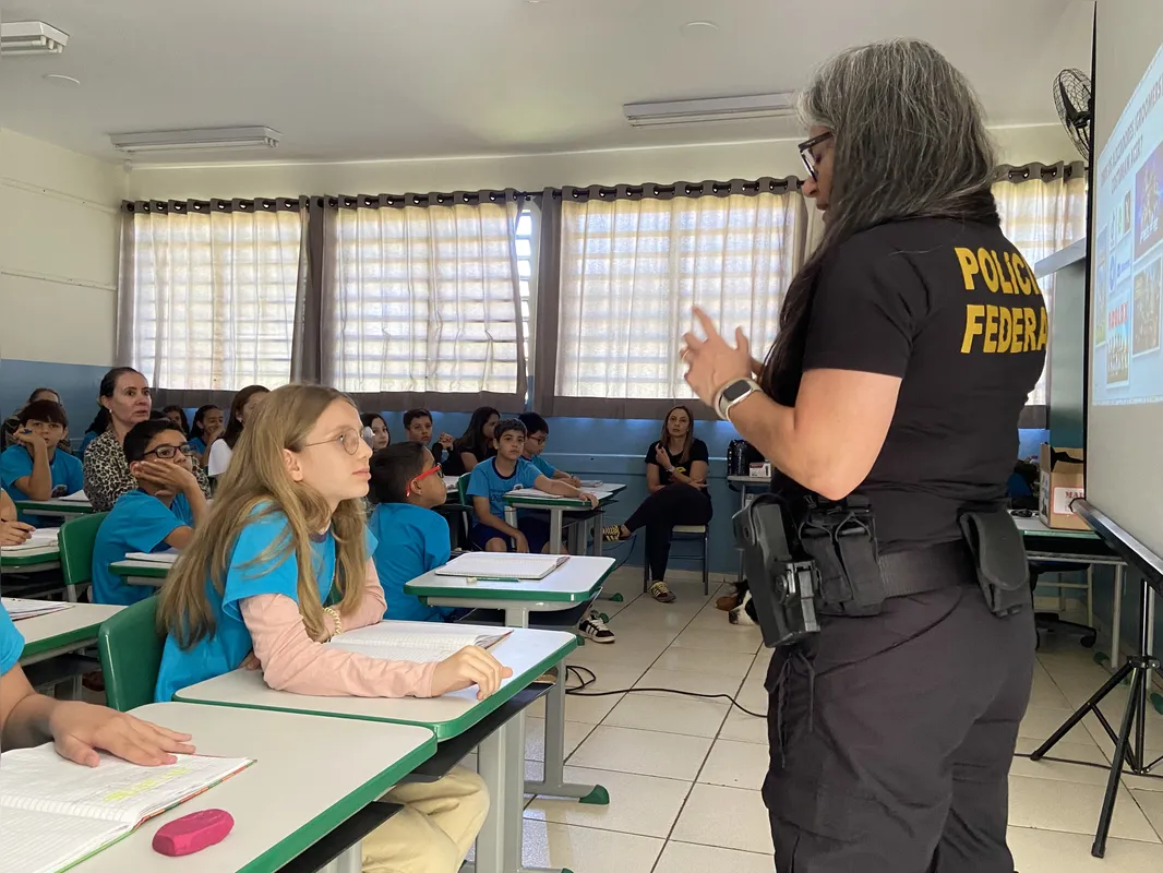 Guardiã da Infância da PF conversa com alunos da Escola Carlos da Costa Branco sobre como navegar na internet e agir em situações suspeitas