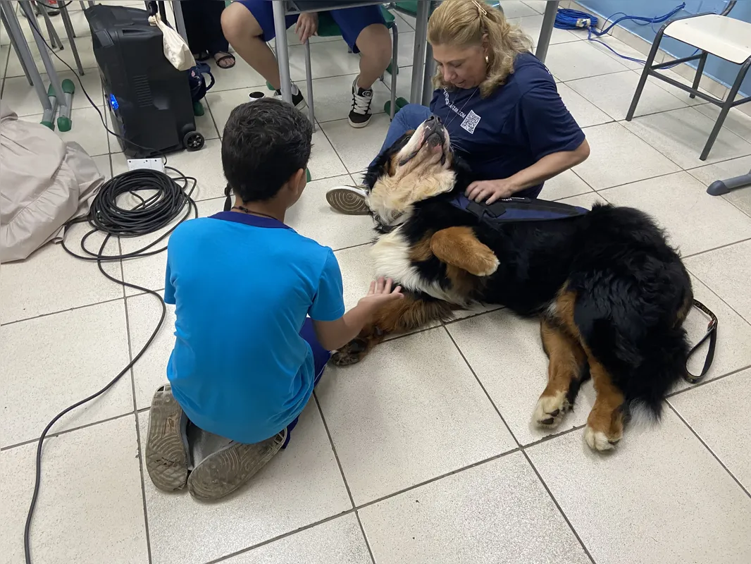 Imagem ilustrativa da imagem Herói de quatro patas, Bello visita escolas de Londrina