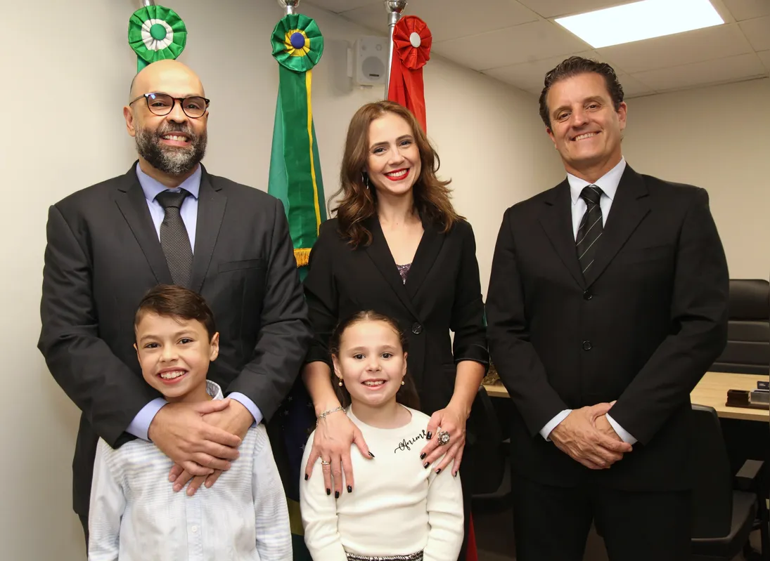 Paulo Cesar Duarte Junior com a família, Thany Cavalheiro, Paulo e Júlia e o vereador Marcelo Oguido
