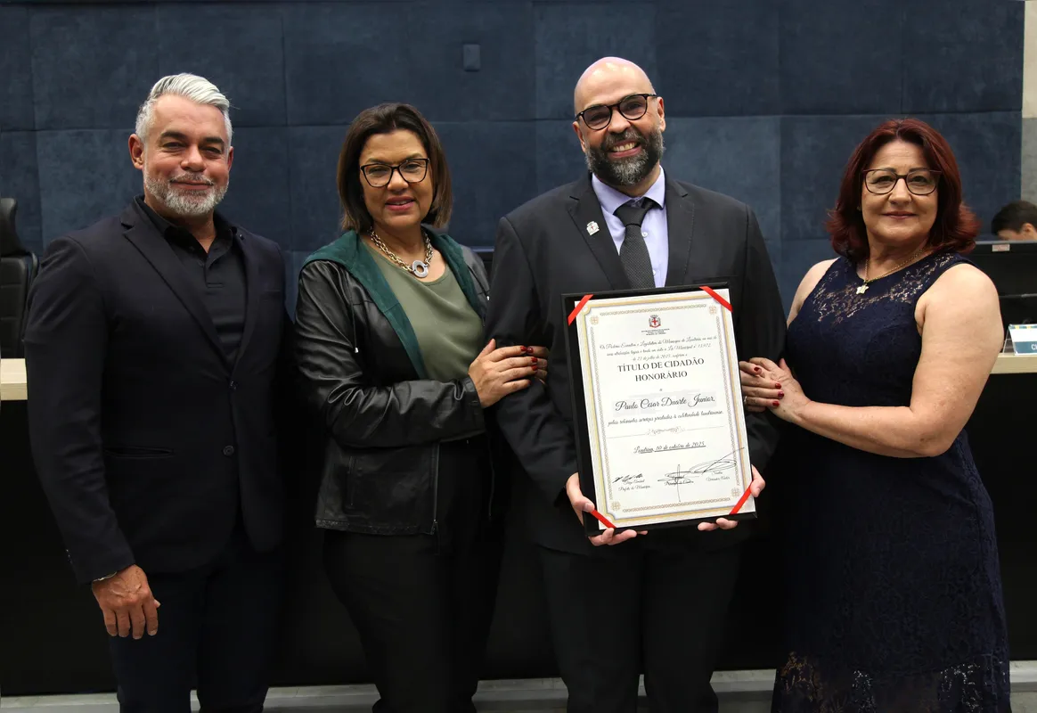 Com os amigos, o CEO do Grupo CMSouza, Cleber Maurício de Souza, a presidente do Sinduscon, Celia Catussi, e a corretora Laudete Vicentin de Oliveira