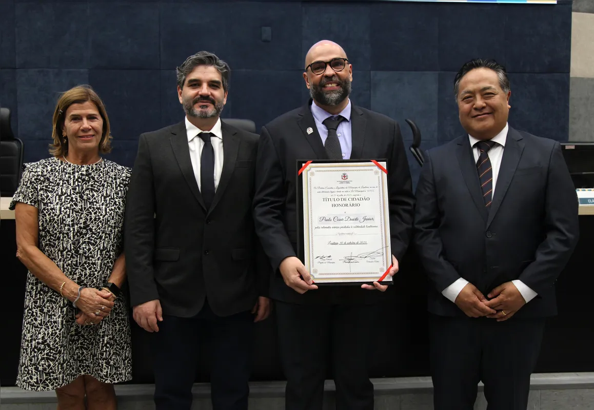 O homenageado com os docentes da UEL Fernanda Aranha Saffaro e Hemerson Donizete Pinheiro, e o cirurgião cardiovascular Alexandre Noboru Murakami