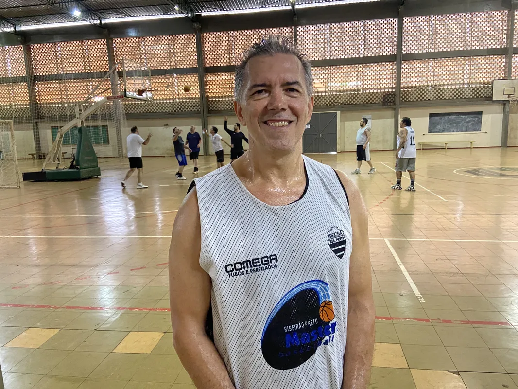 Enock Martins é o jogador mais velho do Basquete Máster, com 62 anos:  "Eu tento vir todo sábado, têm uns dias que dá uma ‘lesionadinha’ , mas sempre participamos"