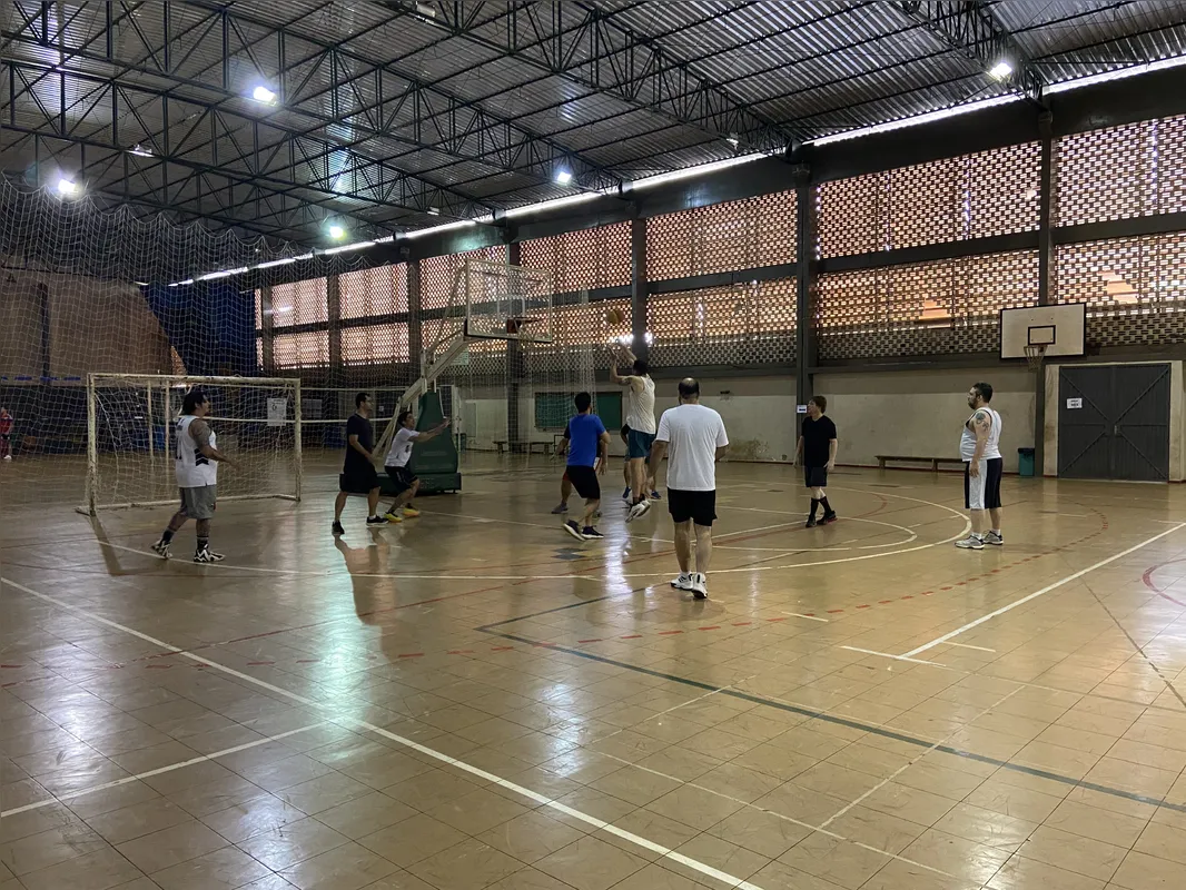 Imagem ilustrativa da imagem Homens 40+ unem basquete e camaradagem na UEL