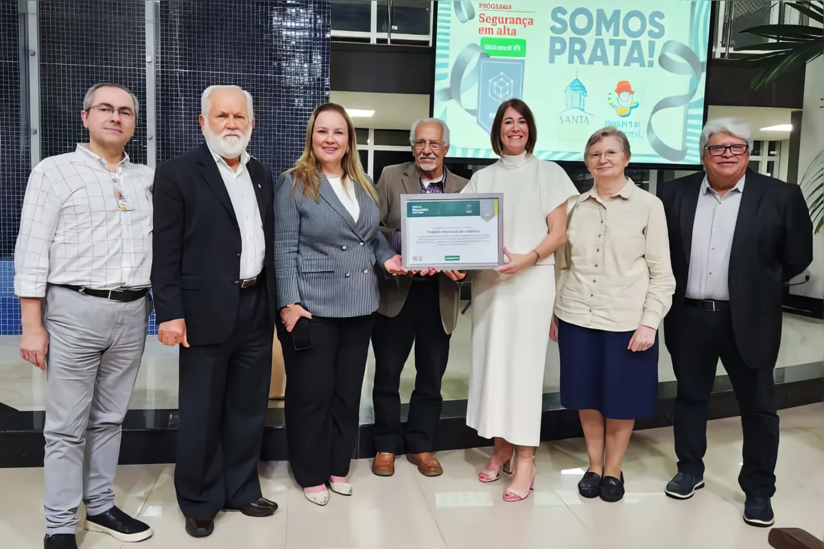 Manoel Velasco - gerente financeiro ISCAL, Otávio Scandelae - da mesa administrativa ISCAL, a palestrante Aléxia Costa, Samir Cury - da mesa administrativa, a superintendente Ana Paula Cantelmo Luz , a gerente Irmã Lorena Jenal e dr. Marcos Abel Lopes de Menezes - diretor de Mercado da Unimed Londrina