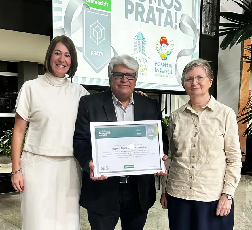 Ana Paula Cantelmo Luz – superintendente da ISCAL, e Irmã Lorena Jenal - gerente Multiprofissional recebem o certificado das mãos do dr. Marcos Abel Lopes de Menezes