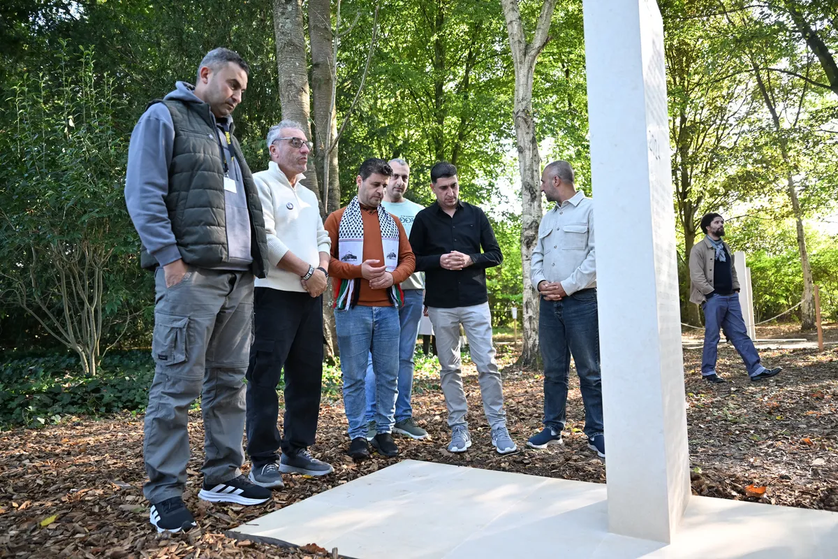 Os jornalistas da AFP que trabalharam em Gaza Mahmud Hams, Mohammed Abed, Said Khatib, Mohannad Shahwan, Belal Al-Sabbagh e Adel Zaanoun, em frente a memorial em homenagem aos profissionais da imprensa mortos no conflito