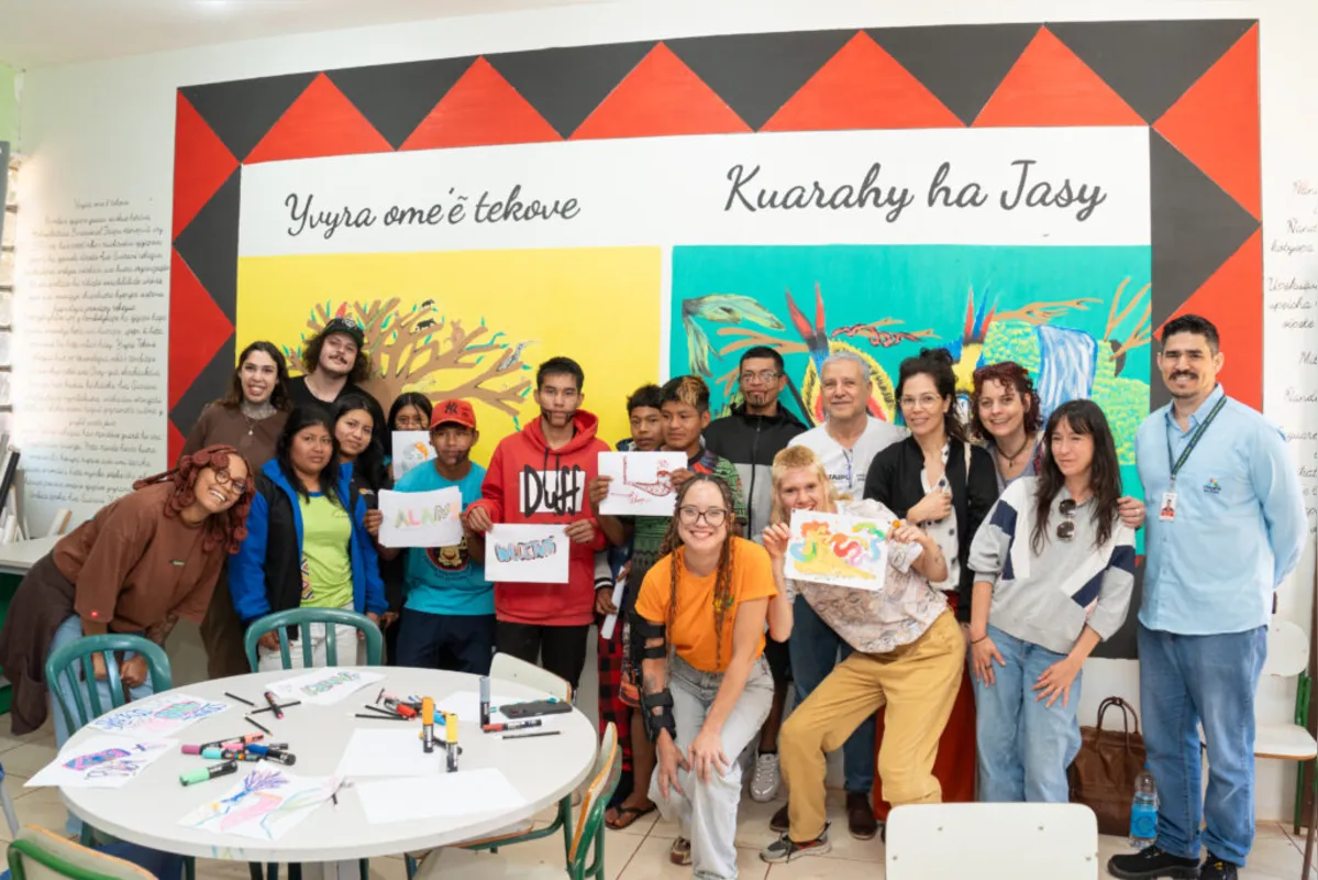Alunos do Colégio Estadual Indígena Teko Ñemoingo com os artistas