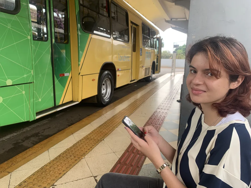 Manoela Rodrigue até acompanhou aula online da autoescola durante trajeto do ônibus: "Deu para assistir sem problemas”