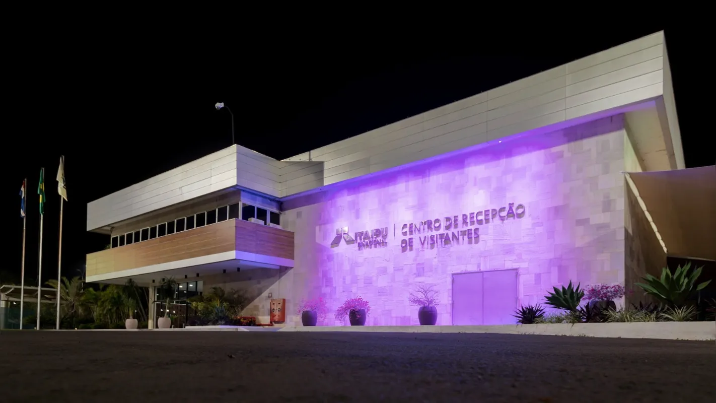 Imagem ilustrativa da imagem Itaipu ilumina pontos turísticos em apoio à campanha Outubro Rosa