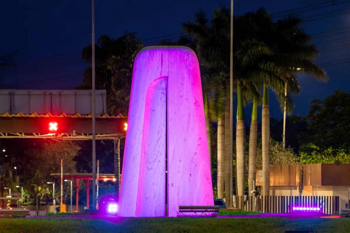 Imagem ilustrativa da imagem Itaipu ilumina pontos turísticos em apoio à campanha Outubro Rosa