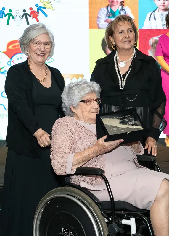 A voluntária com mais tempo de Pró-Vida Geraci Ballarotti Carvalho, homenageada na festa, entre a filha Marilda Carvalho Dias e a voluntária Sonia Miyamoto