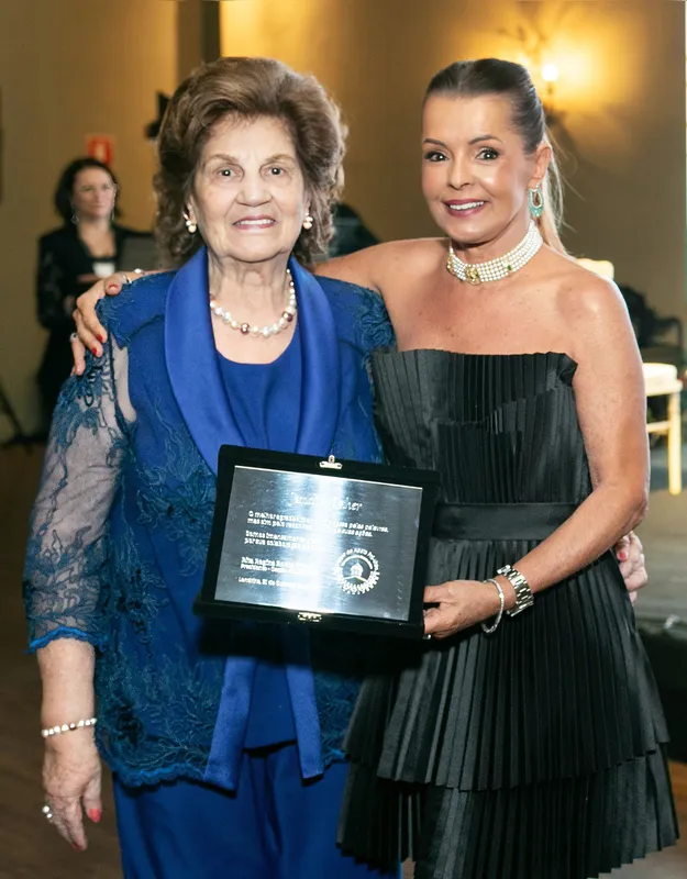 A benemérita Jandira Daher sendo homenageada pelo Pró-Vida, recebendo os cumprimentos de Rita Regina Ribeiro