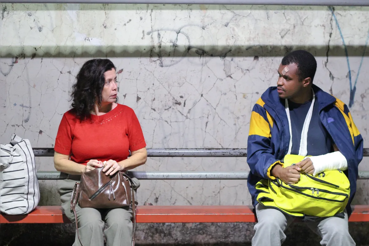 Rose (Jackeline Seglin) e Jonathan (Felipe Lui) no curta-metragam "Abandono", dirigido por Roberta Takamatsu
