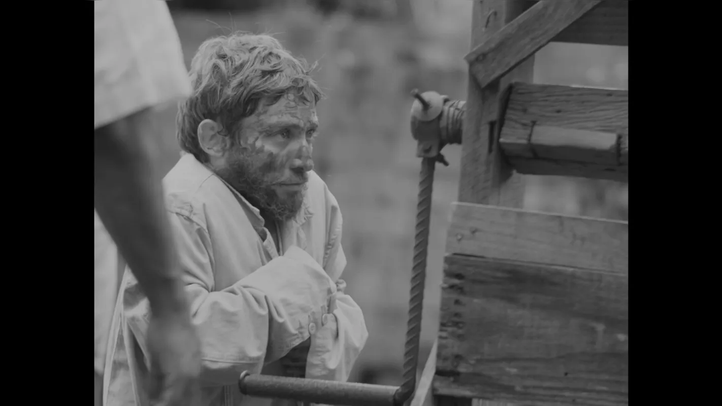 Albino (Giovanni Venturini) no curta "Poceiros", dirigido por Guilherme Peraro
