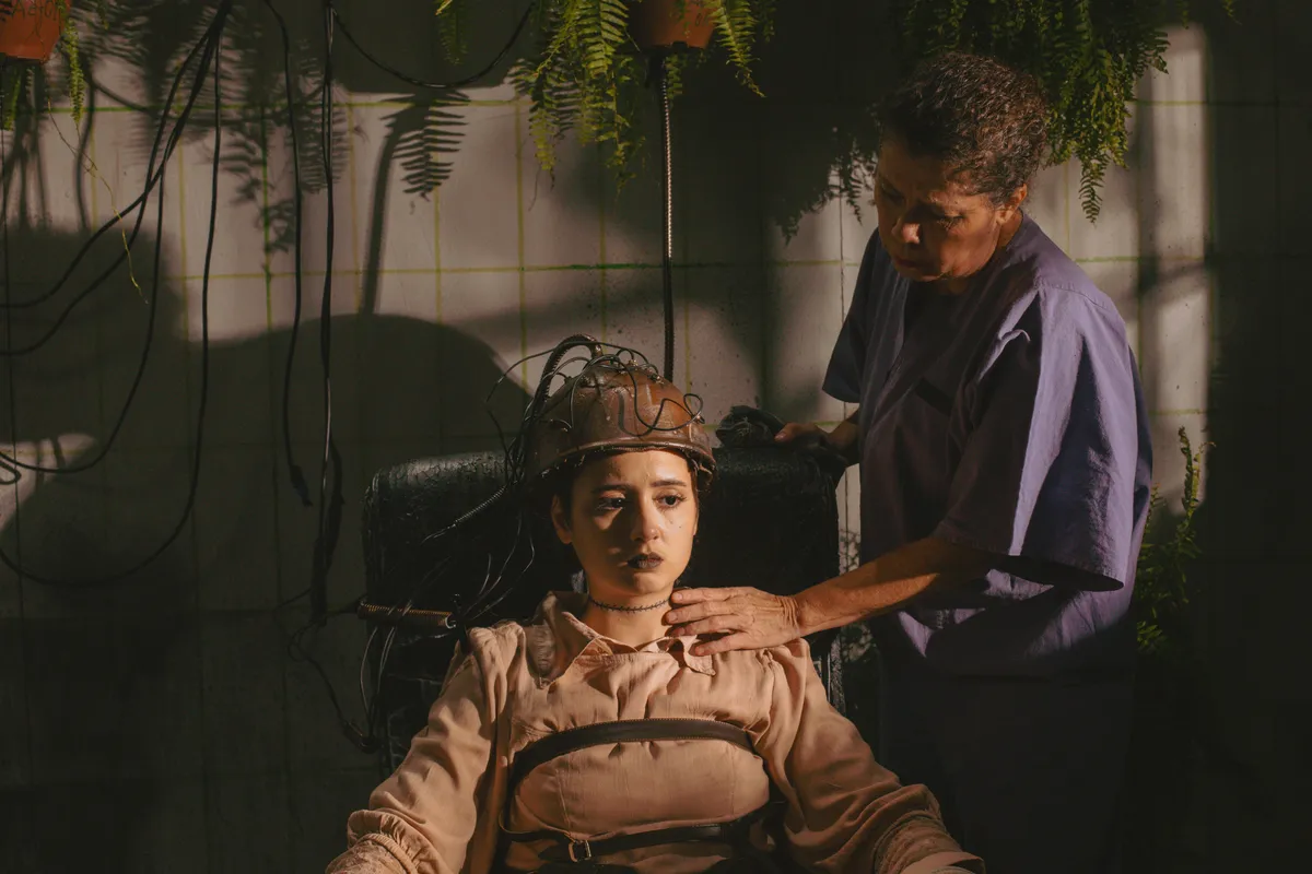 Solange (Jackeline Seglin) e Agnes (Sofia Cornwell) em uma cena do curta-metragem 'Sombria'