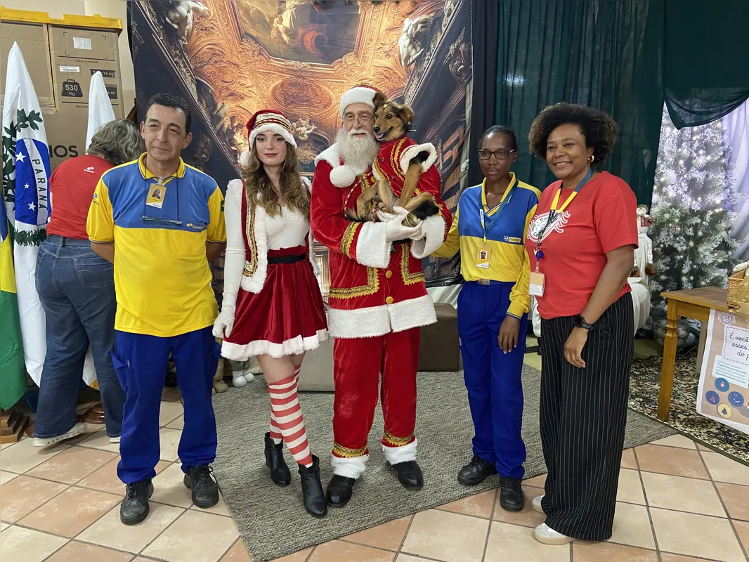 Equipe da agência central dos Correios de Londrina com a família natalina