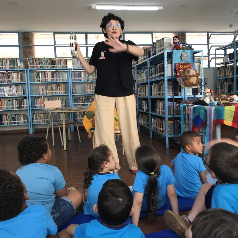A contadora de histórias Renata Suzue proporciona um ambiente lúdico para as crianças das escolas municipais aproximando-as da literatura